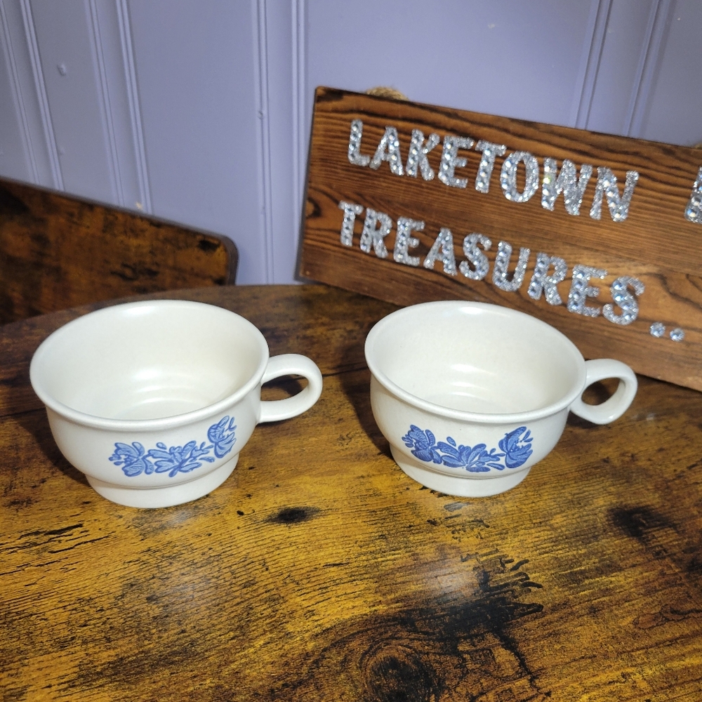 Vintage collectable lot of 2 Pfaltzgraf coffee cups stoneware Yorktown
